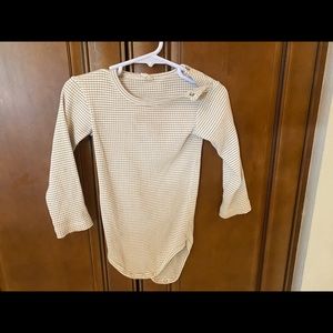 Quincy Mae onesie beige & white long sleeve